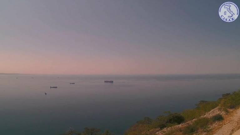 Z novo vremensko fronto posamezne nevihte in zmerna burja