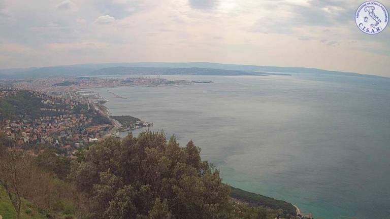 Burja v Trstu dosegla hitrost 87 kilometrov na uro in se še krepi