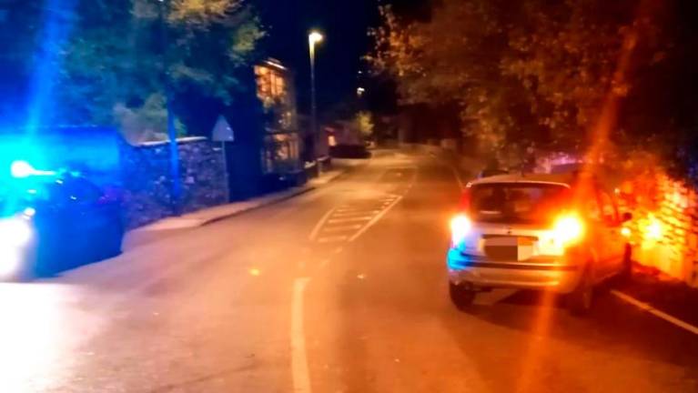 Mlad voznik ponoči trčil v obcestni zid