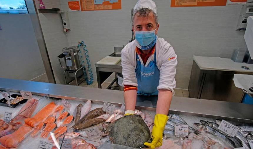 Prodajalec rib v openskem supermarketu Conad Sergij Lukša (FOTODAMJ@N)