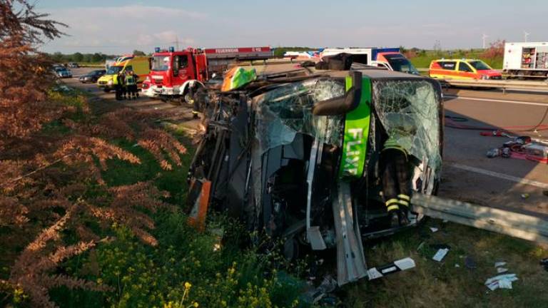 Smrtna žrtev in več kot 60 poškodovanih v nesreči avtobusa