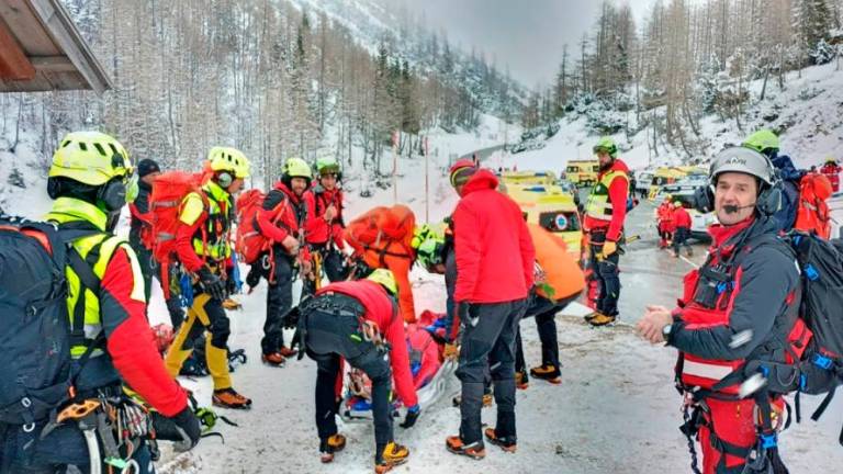 Snežni plaz odnesel skupino slovenskih plezalcev na Bovškem
