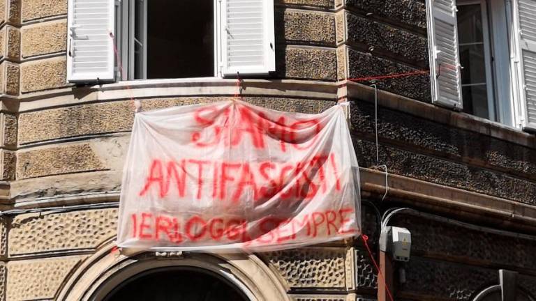 Zadonela je partizanska pesem Bella ciao (video)