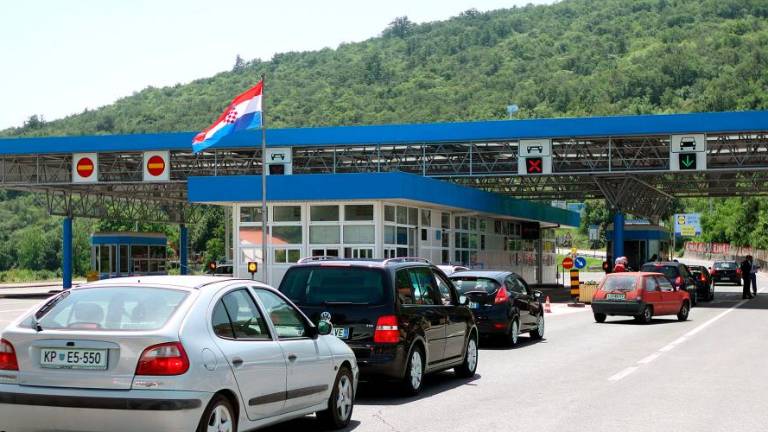 Na Hrvaško le s potrdili