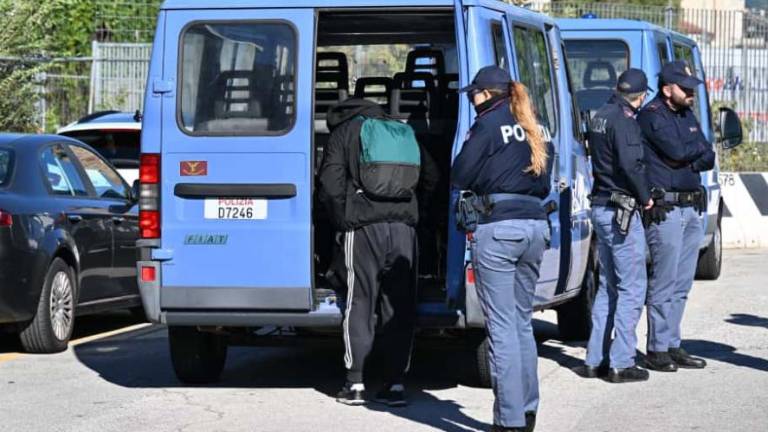 V Starem pristanišču premeščajo migrante