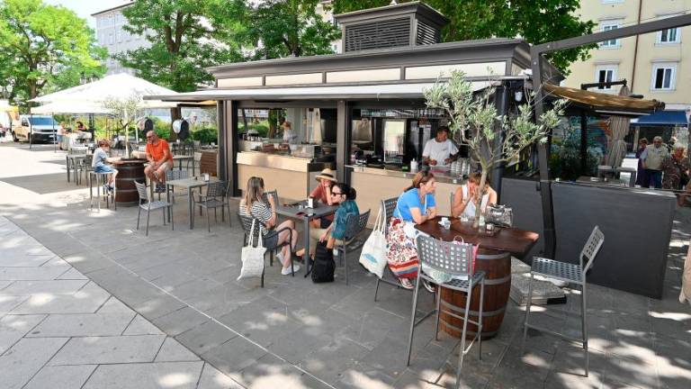 Na Šentjakobskem trgu se širi vonj po čevapčičih in pleskavicah