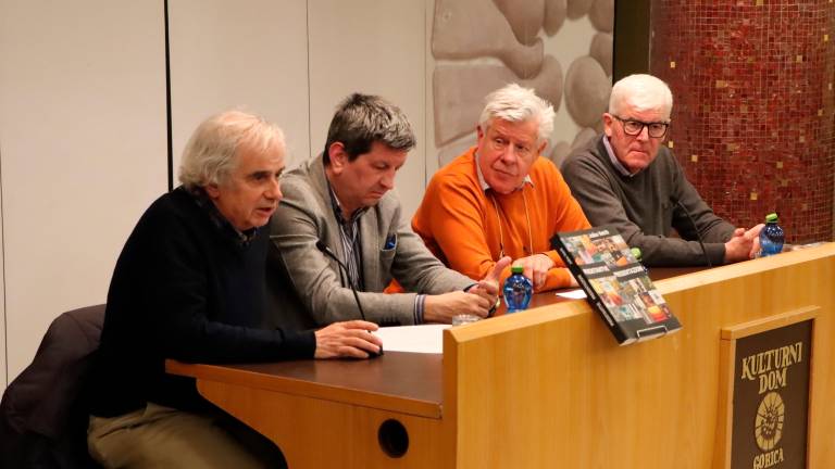 Ne samo zbirka kritik, temveč tudi avtobiografija