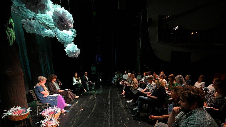 Pod sugestivnimi papirnatimi krošnjami, ki so kraljevale na velikem odru tržaškega Kulturnega doma, so danes predstavili novo sezono Slovenskega stalnega gledališča 2026/2027 (FOTODAMJ@N)