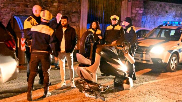 Skuter po trčenju pristal s kolesoma v zraku