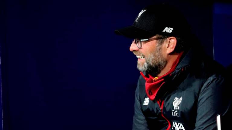 Klopp pomiva posodo, skuša kuhati in se uči zavezovati kravato