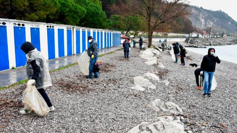 Prostovoljci očistili plažo Castelreggio