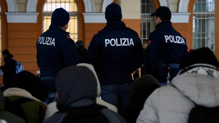 V Starem pristanišču začeli spet seliti begunce