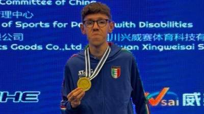 Matteo Parenzan z zlato kolajno okrog vratu (OSEBNI ARHIV)