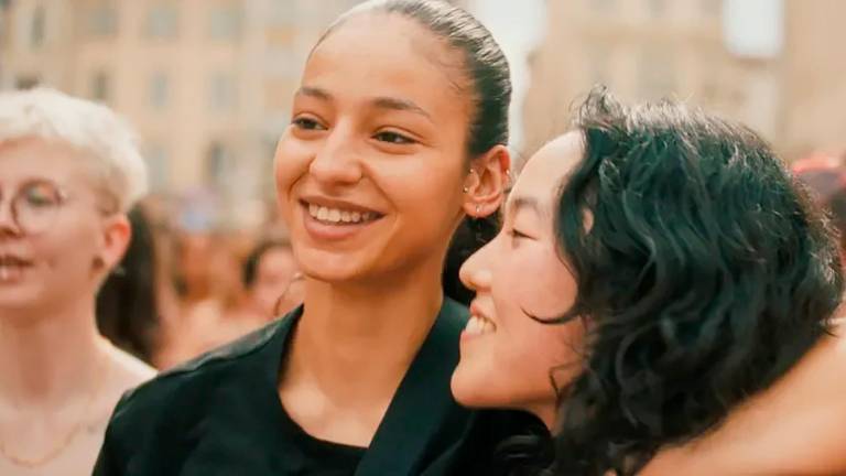 Dekle med svobodo in pripadnostjo