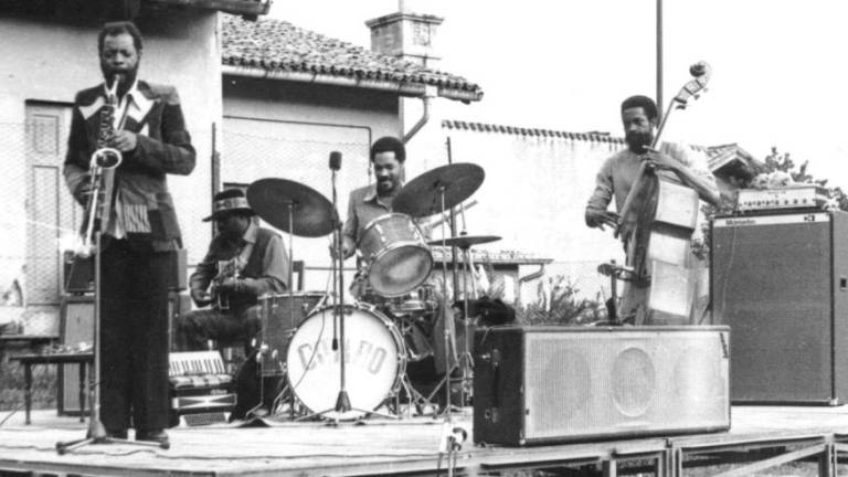 Oče free jazza Ornette Coleman (levo) in člani skupine 15. maja 1974 v svetoivanskem parku (FORUM SALUTE MENTALE)