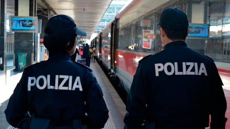 Na vlaku napadla policiste