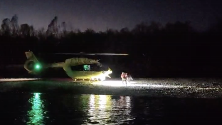 S helikopterjem rešili ribiča z otočka sredi Soče