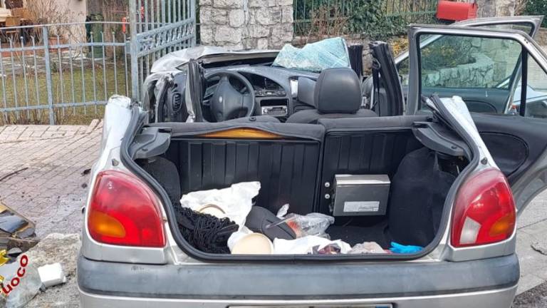 Iz avta so jo rešili gasilci