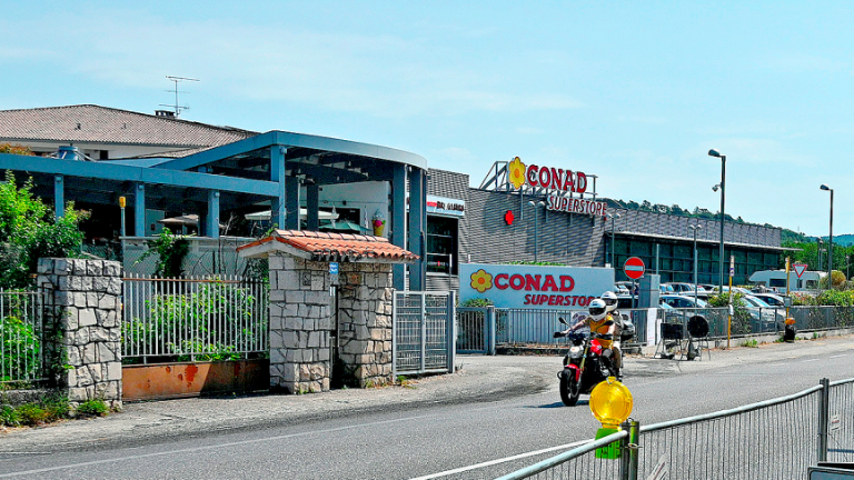 Tatovi ponoči obiskali še supermarket Conad v Devinu