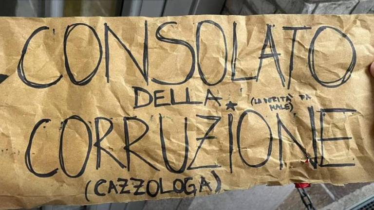 Na konzulatu nov žaljiv napis, storilca naj bi kmalu izsledili