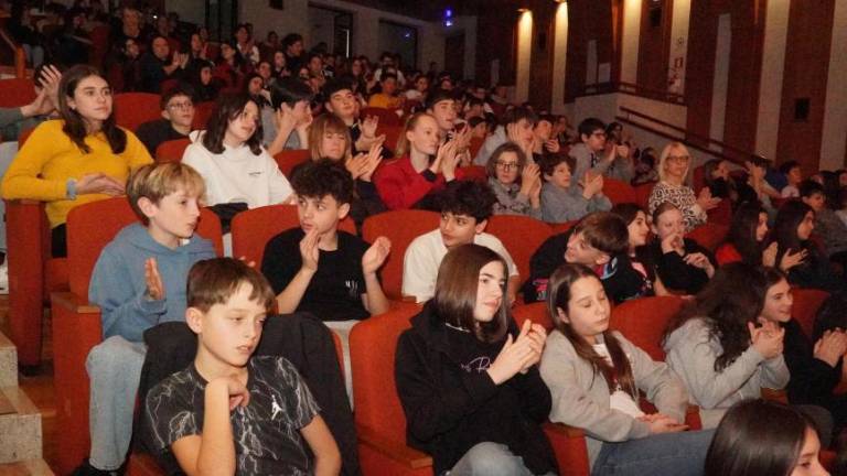 S petjem, plesom in legendo