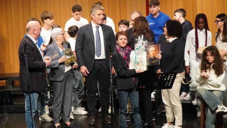 S petjem, plesom in legendo