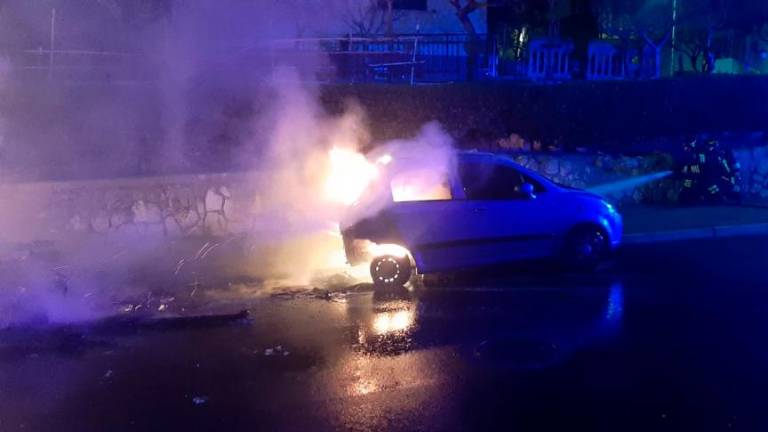 Zagorela parkirana avtomobila in avtodom