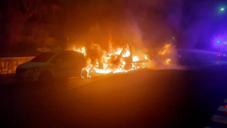 Zagorela parkirana avtomobila in avtodom