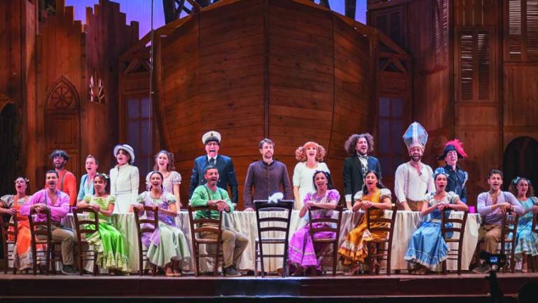 Brezčasni zabavni muzikal, ki nagovarja še po 50 letih