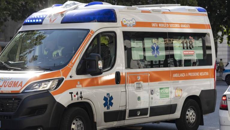 V kritičnem stanju 26-letnik, ki ga je podrl taksi