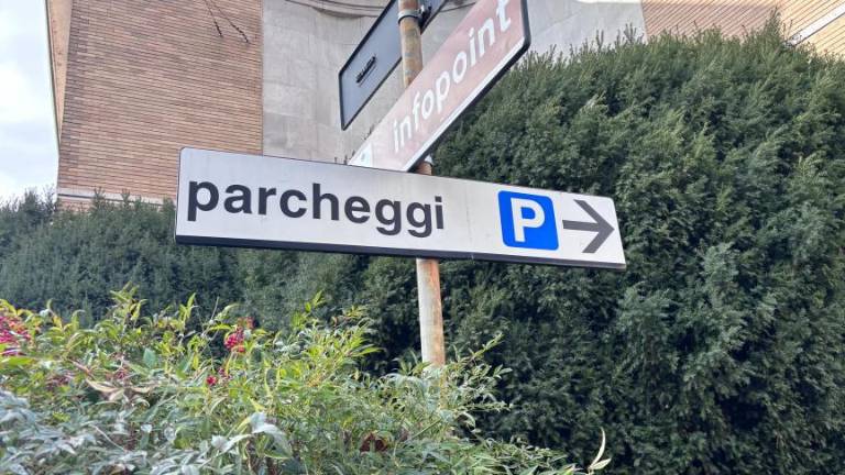 S kovanci, kartico ali aplikacijama