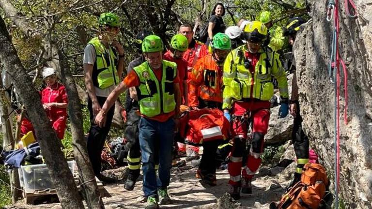 Med plezanjem padel s petih metrov višine (video)