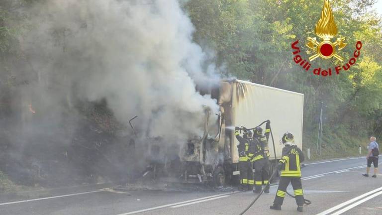 V Ulici Brigata Casale zagorel tovornjak