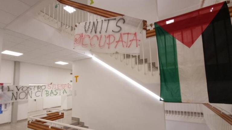 Študenti okupirali univerzitetno poslopje