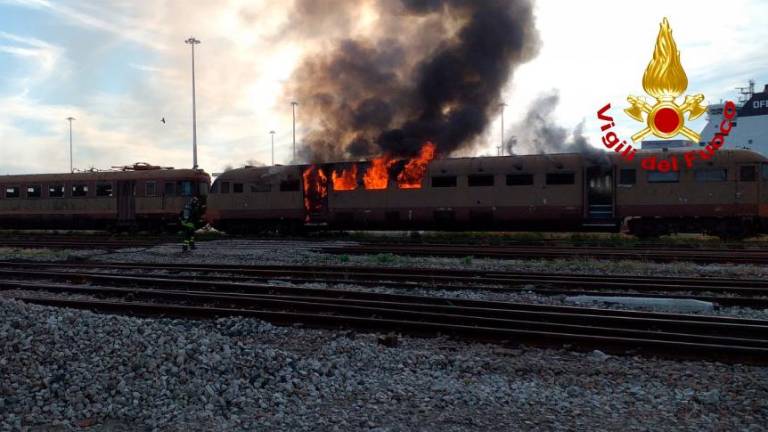 Plameni zajeli staro »littorino«
