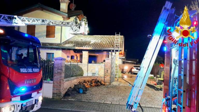 Po vnetju nadstreška se je požar nevarno širil