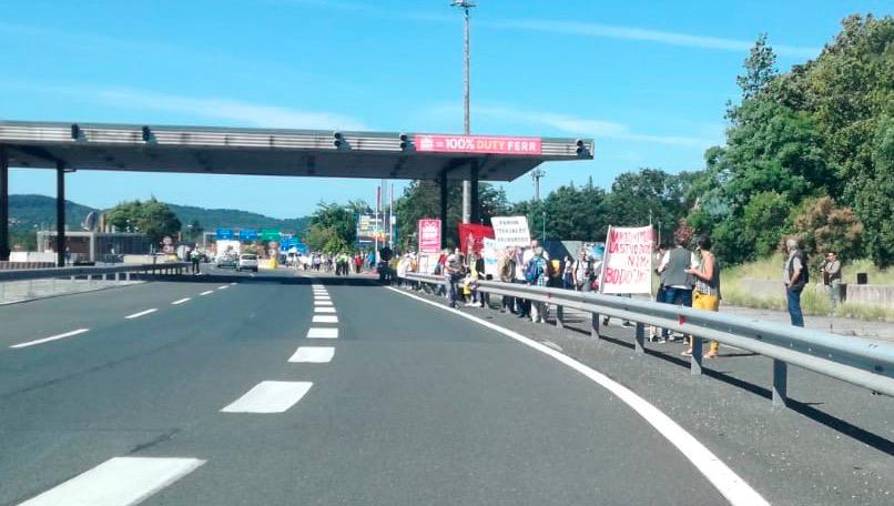 $!Protestniki na mejnem prehodu Fernetiči (M.K.)