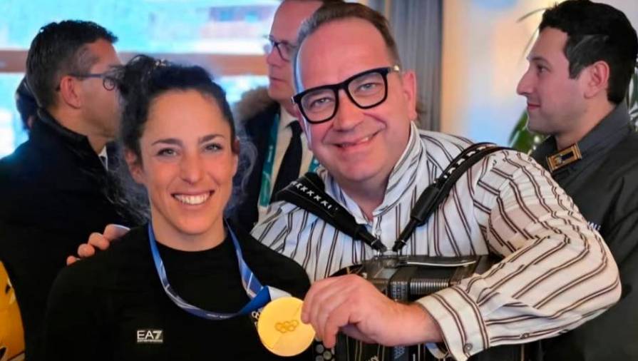 Denis Novato s Federico Brignone, ki je v superveleslalomu osvojila zlato medaljo (NOVATO)