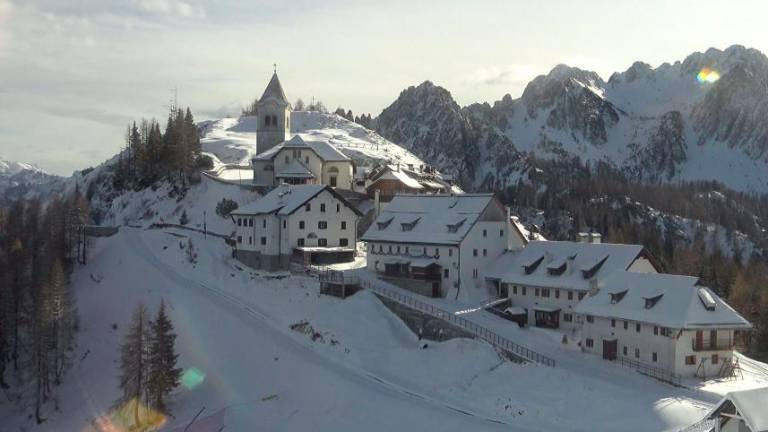 Prva oslabljena vremenska fronta odhaja, jutrišnje jutro bo mrzlo