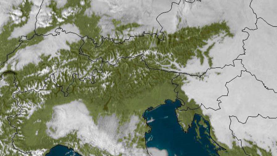 Na satelitskem posnetku je dobro videti meglo in oblačnost nad večjim delom Slovenije (METEO.FVG)