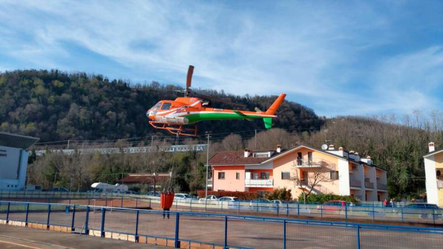 Helikopter je včeraj pristal na kotalkališču v Podgori (LUKA SANZIN)