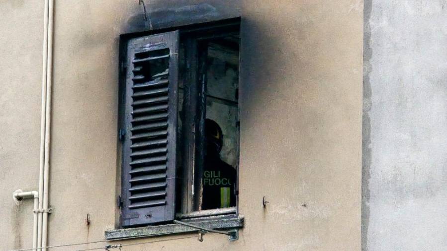 Požar se je vnel v stanovanju tretjega nadstropja, iz njega so gasilci rešili moškega in žensko ter njunega psa (FOTODAMJ@N)