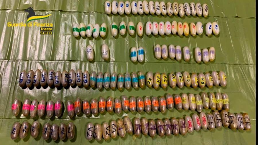 Drogo so prevažali v kapsulah, ki so jih pogoltnili (FINANČNA POLICIJA)