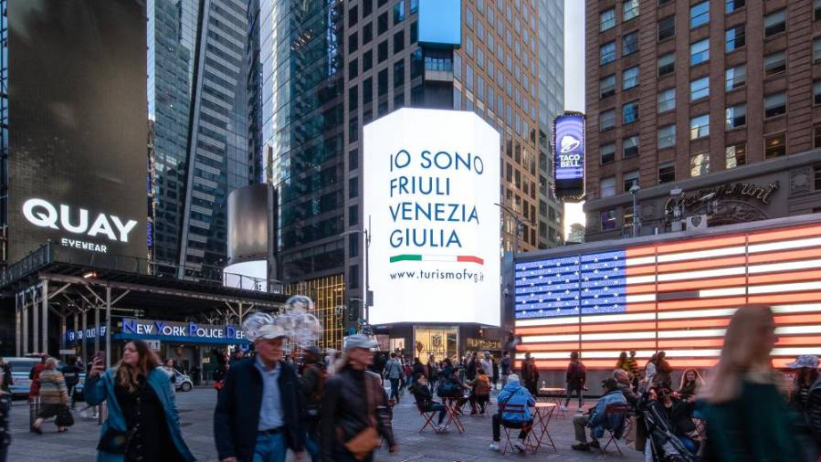 Reklama za FJK na newyorškem trgu Times square (DEŽELA FJK)