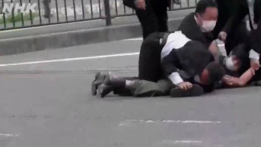 Posnetek japonske televizije o streljanju na nekdanjega premierja Abeja (ANSA)