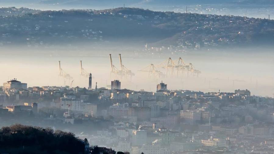 Šibka burjica je dopoldne zlasti v vzhodnih predelih Tržaške postopno začela prečiščevati ozračje (FOTODAMJ@N)