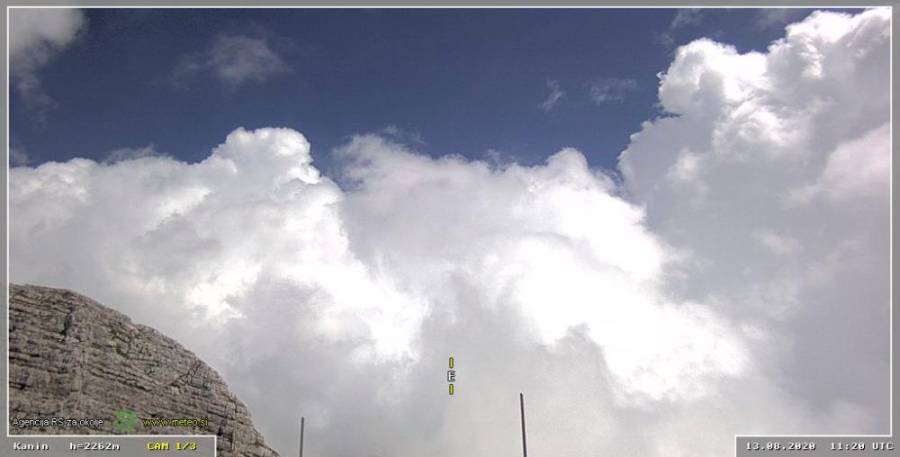 Stabilna plast na višini okoli 3 km zaenkrat še preprečuje nastanek neviht, so zapisali pri Arsu, kar je vidno tudi na posnetku kamere na Kaninu (ARSO)