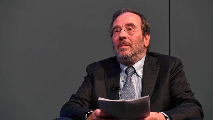 Profesor Agostino Giovagnoli, zgodovinar, predavatelj sodobne zgodovine na Katoliški univerzi Srca Jezusovega v Rimu