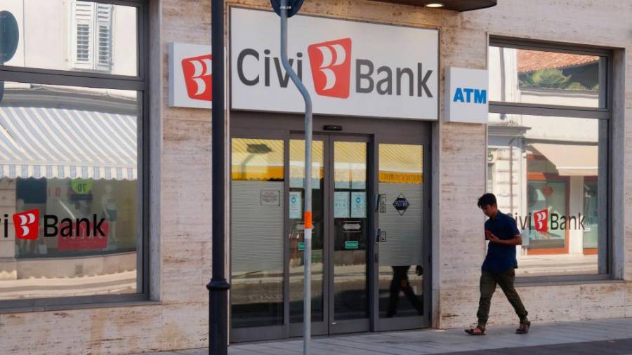 Poslovalnica banke Civibank na Verdijevem korzu v Gorici (BUMBACA)