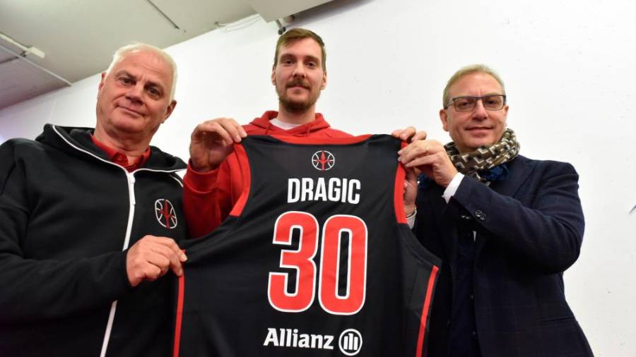 Trener Eugenio Dalmason, Zoran Dragić in Almin pooblaščeni upravitelj Gianluca Mauro z dresom brez strešice (FOTODAMJ@N)